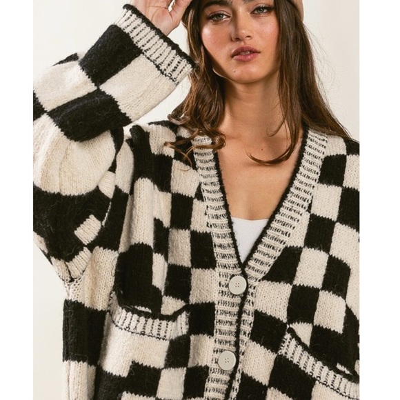 Stylish Black and White Checkered Women's Cardigan - Picture 4 of 7